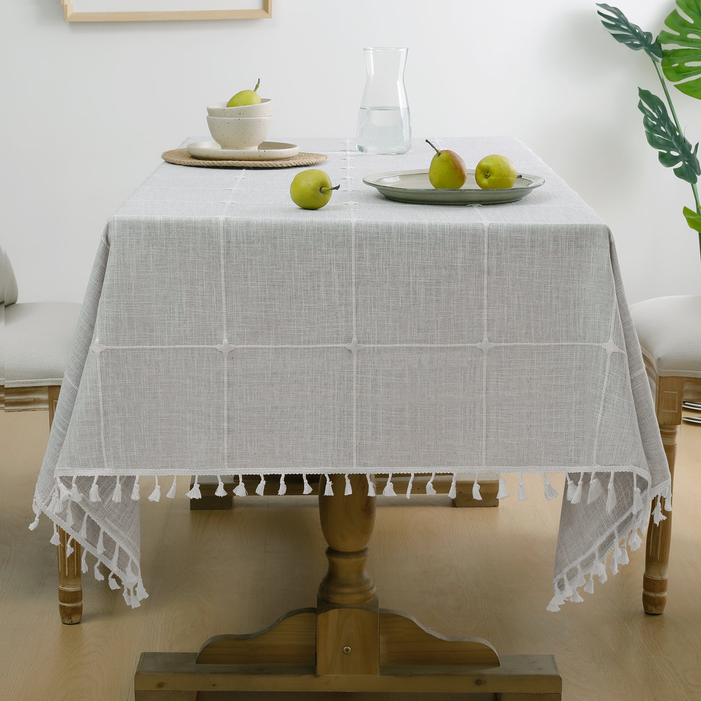Waterproof And Wrinkle-Resistant Cotton Blend Classic Tassel Tablecloth in Grey Plaid
