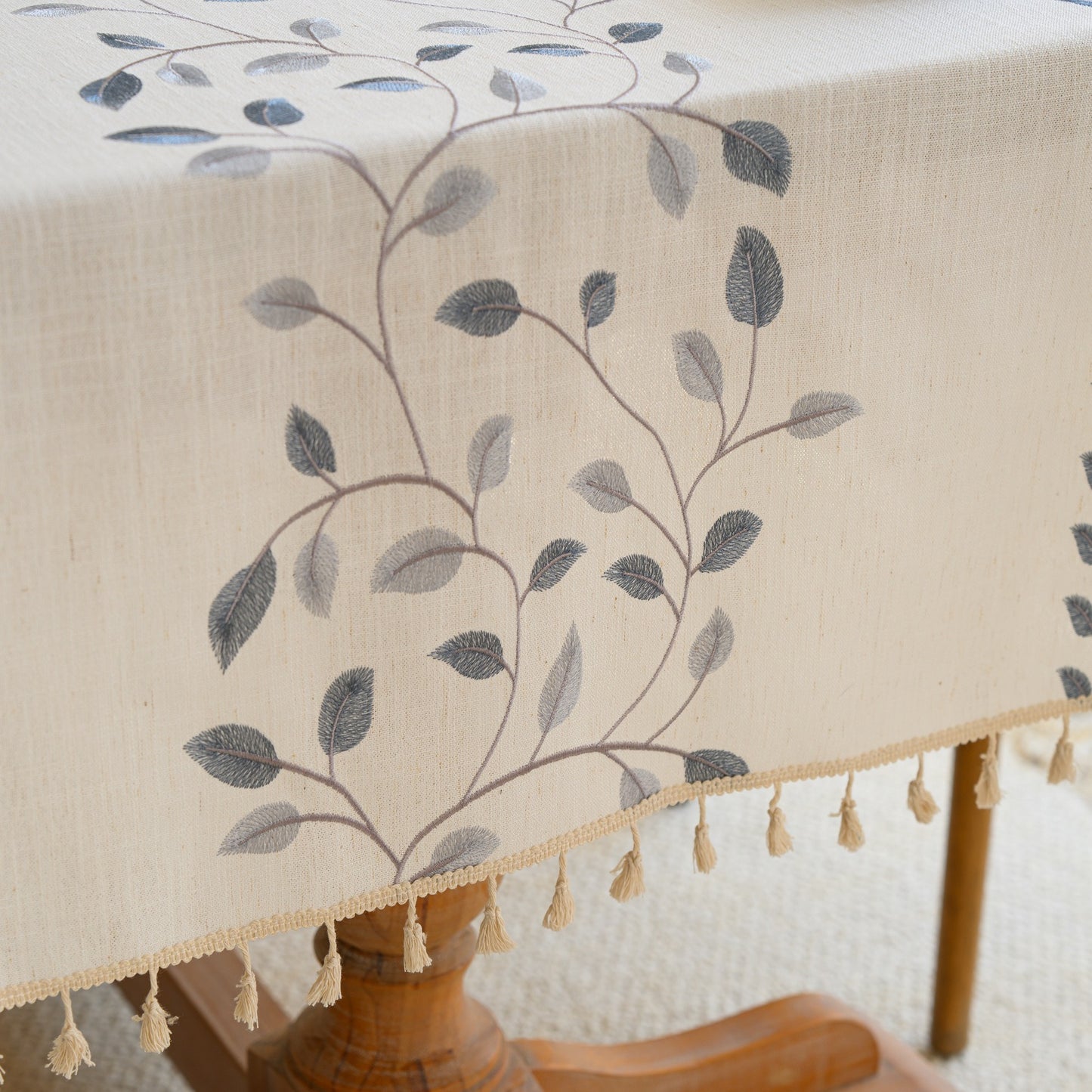 Polyester Embroidered Blue Vine tablecloth