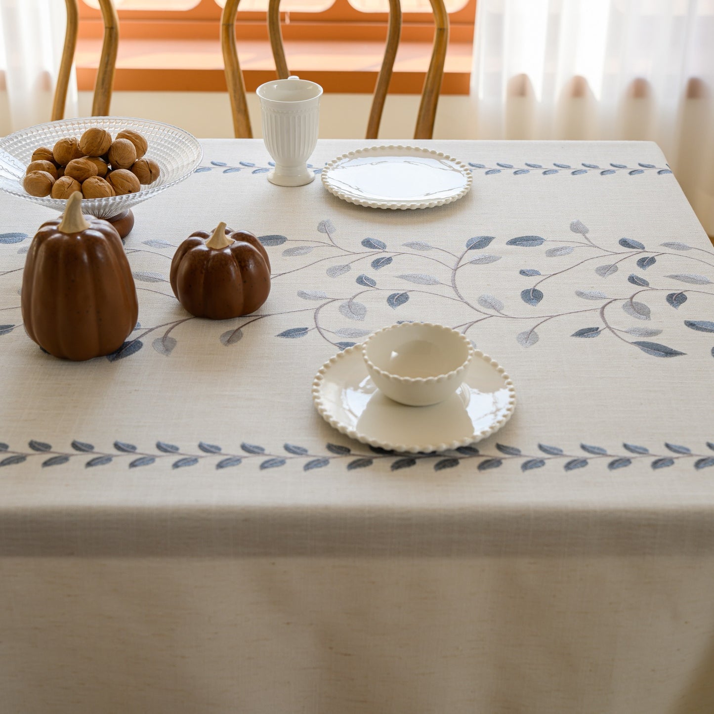 Polyester Embroidered Blue Vine tablecloth