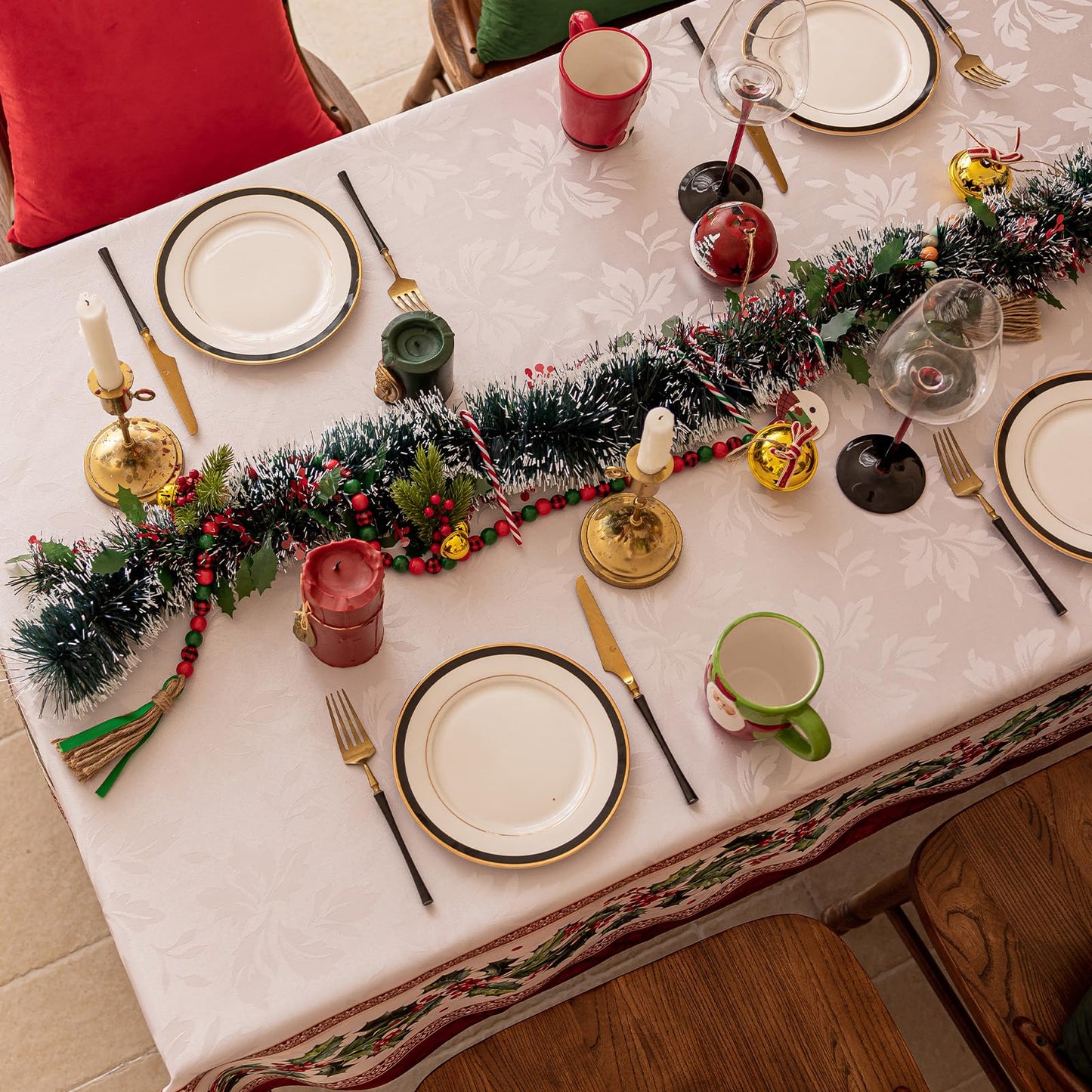 Jacquard-Woven Large Holly-Patterned Tablecloth with Border